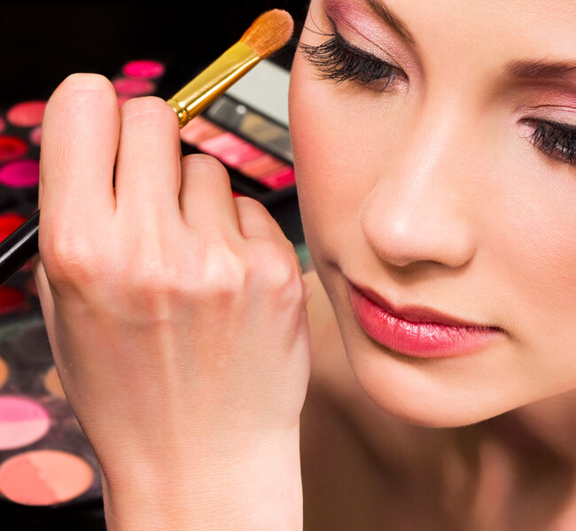 Makeup artist applying eyeshadow Hoc nghe makeup